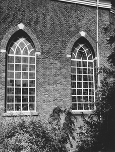 847716 Afbeelding twee spitsboogramen in de zijgevel van de synagoge (Drieringensteeg 2) te Amersfoort.
